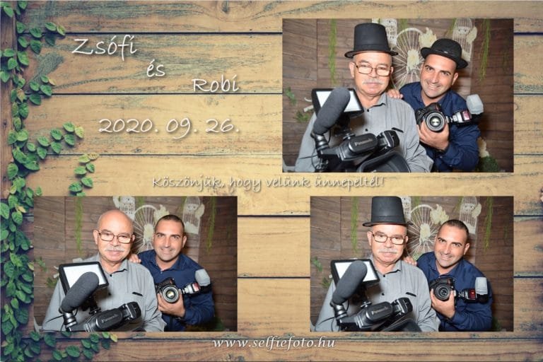 Három vicces fotóautomata kép rusztikus fa deszkás háttérrel és zöld borostyán díszítéssel: két fotós szakember pózol professzionális kamerával és fényképezőgéppel, egyikük fekete kalapban és szemüvegben, szürke ingben, másikuk sötétkék ingben. A képeket vintage stílusú fa textúra és borostyánlevelek keretezik, középen köszönő felirat.