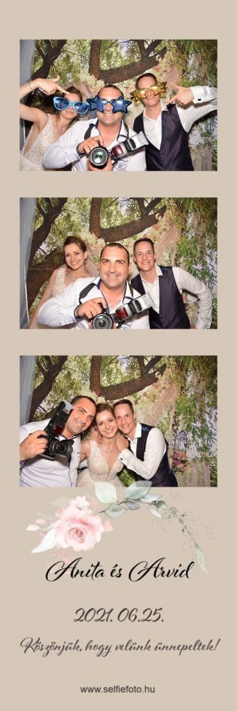 Egy boldog házaspár és egy fotós vidám hangulatban pózol egy esküvői selfiebox előtt. A vőlegény és a fotós csillag alakú óriás szemüvegeket viselnek, míg a menyasszony nevetve mutat a kamerába. A háttér romantikus, természet ihlette dekorációval és virágfüzérekkel díszített, tökéletes esküvői hangulatot teremtve. A fotóautomata segítségével az esemény minden vendége kreatív és humoros képeket készíthet, örök emlékként maradnak meg. Tökéletes választás esküvőkre, céges bulikra, évfordulókra és születésnapokra!