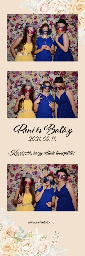 Esküvői fotóbox képsorozat virágfal előtt, három hölgy sárga és kék ruhákban, kalapokban és vicces napszemüvegekkel pózol, vintage stílusú képkeret rózsaszín virágdekorációval.