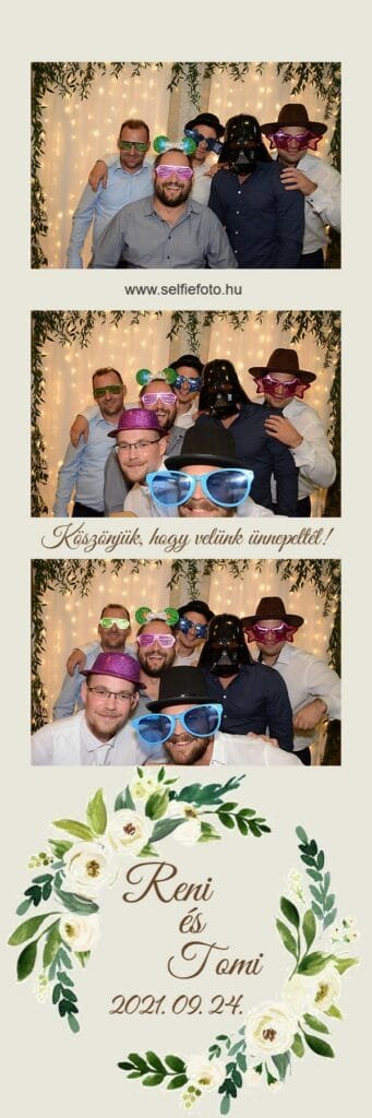 Vidám esküvői selfiebox képek, ahol egy baráti társaság mókás jelmezekben és vicces kiegészítőkkel pózol a kamera előtt. A háttér elegáns, fényfüzérekkel díszített, természetes hatású dekorációval. A fotóautomata kreatív pillanatokat teremt lakodalmakra, évfordulókra és exkluzív rendezvényekre.