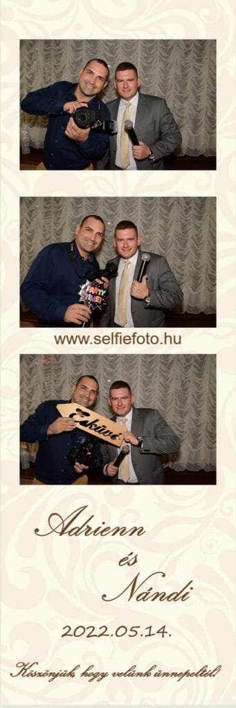 Fotóautomata bérlés esküvőre, céges eseményre és születésnapi partykra.Esküvői selfiebox képek egy különleges rendezvényről. Két elegáns öltözött férfi pózol a fotóautomatában – egyikük fényképezőgéppel, másikuk mikrofonnal. Party kellékekkel, "Esküvő" feliratú táblával ünnepelnek. A háttérben elegáns függöny látható.