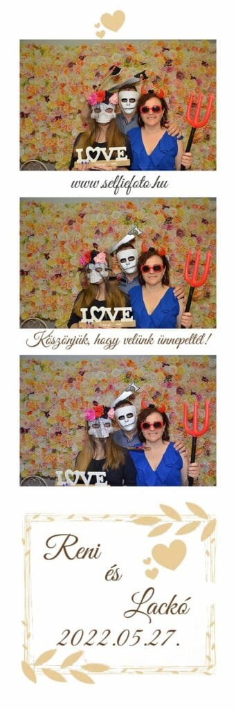 Esküvöi selfiebox fotósorozat virágos háttér előtt. A résztvevők vicces kiegészítőket viselnek: maszkokat, ördögvillát, virágos fejdíszt és egy LOVE feliratú táblát tartanak A felszabadult tökéletesen tükrözi, hogy a fotóautomata esküvőkre, céges bulikra és születésnapokra is nagyszerű választás.