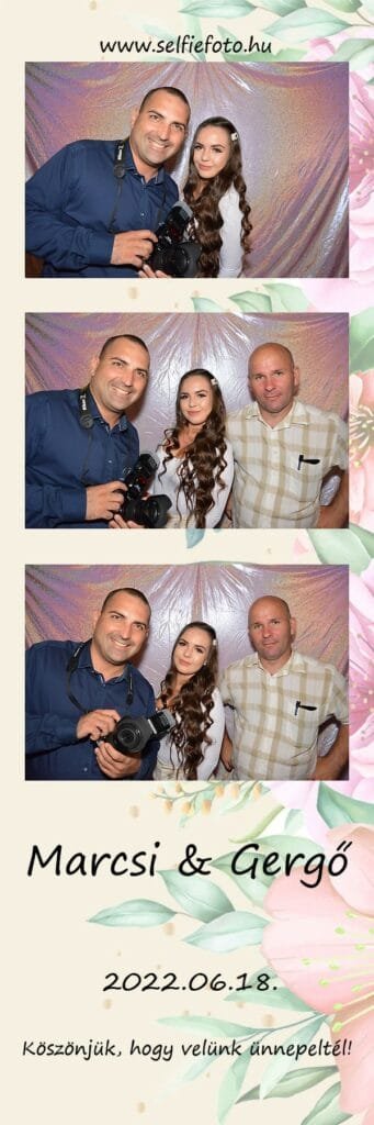 Egy esküvői selfiebox képsorozat, amelyen a menyasszony, a fotós és egy vendég látható. Az első képen a fotós és a menyasszony mosolyogva pózolnak a csillogó háttér előtt. A második és harmadik képen egy másik vendég is csatlakozik hozzájuk, hangulatban állva a kamera elé. Az esküvői fotóautomata egyedi és maradandó emléket biztosít minden vendég számára, akik szívesen készítenek közös fotókat a rendezvényen.