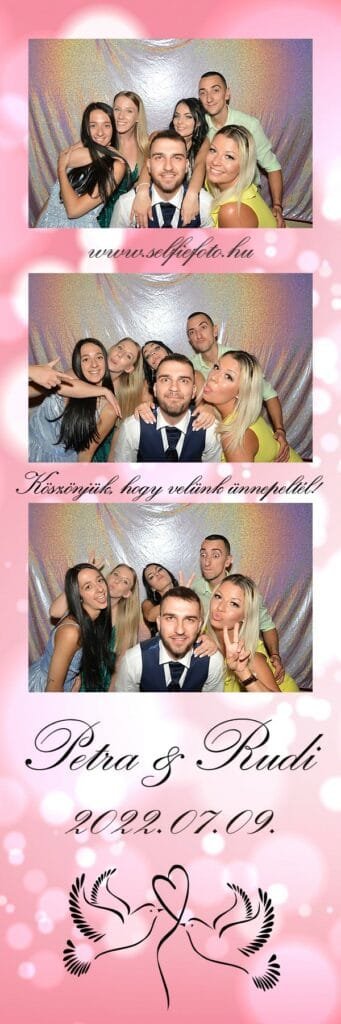 Egy esküvői selfiebox képsorozata, ahol a vőlegény és barátai vidáman pózolnak a fotóbox előtt. Az első képen szorosan összeölelkezve mosolyognak, a második képen vicces pózokkal és mutogatásokkal szórakoznak, míg a harmadik képen játékosan nyuszifüleket mutatnak egymásnak. A fotóautomata tökéletes választás esküvőkre, legény- és leánybúcsúkra, évfordulókra és céges rendezvényekre, garantálva a vidám és kreatív képek elkészítését.