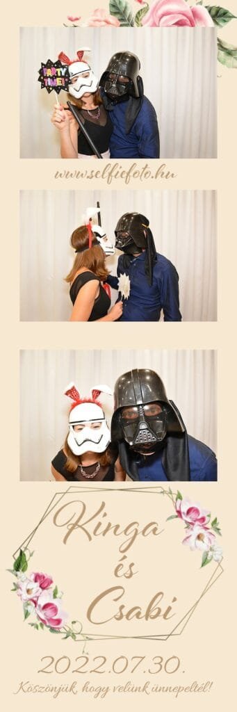 Háromrészes fotóbox sorozat, ahol a páros filmes témájú maszkokban pózol: egy fekete ruhás hölgy stormtrooper maszkban piros masnival, és párja Darth Vader jelmezben, kék felsőben. A képeken 'Party Time' feliratú kellék is látható, fehér háttér előtt. A fotóbox tökéletesen ötvözi az esküvői szórakoztatást a popkultúrával, egyedi emlékeket teremtve a vendégek számára.