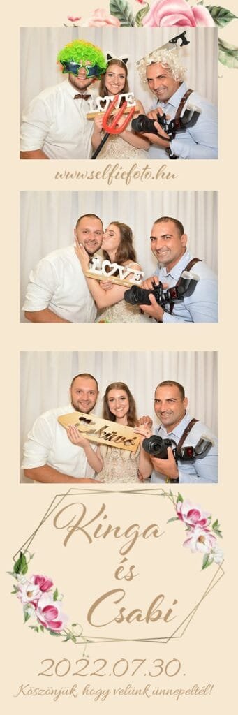 Háromrészes fotósorozat egy esküvői fotóboxból, ahol az első képen vicces kiegészítőkkel (neonzöld paróka, szemüvegek) és 'LOVE' feliratú kellékkel pózolnak, majd természetes, kedves pillanatok következnek. A fotós profi kamerával, a pár 'LOVE' feliratú dekorációval a kezükben látható fehér háttér előtt. A fotóbox tökéletesen ötvözi a professzionális és a szórakoztató fotózás elemeit esküvői rendezvényeken.