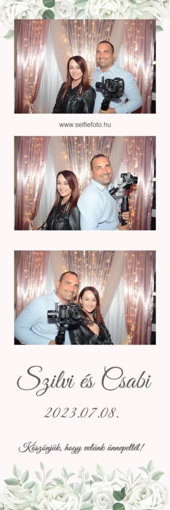 Photobox esküvőre - Esküvői fotóbox montázs három képpel, amelyeken egy elegánsan öltözött férfi és egy hölgy pózol háttérben meleg fényű, függönyökkel díszített dekorációval. A férfi világoskék inget visel, és egy profi fényképezőgépet tart, míg a hölgy fekete bőrdzsekiben és fényképezőgép szíjjal a nyakában mosolyog. Az első képen egymás mellett állnak, a másodikon közelebb hajolnak a kamerához, a harmadik képen pedig barátságos közelségben láthatók. A montázs alján elegáns fehér virágdíszítés és egy köszönőszöveg látható.