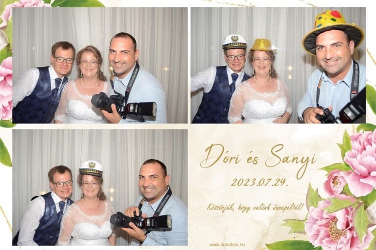 Fotobox esküvőre. Esküvői fotóbox montázs három képpel, ahol a menyasszony és a vőlegény a fotóssal együtt pózolnak. Az első képen a pár és a fotós mosolyog a kamerába, a menyasszony klasszikus fehér csipkeruhát visel, a vőlegény pedig elegáns mellényt és nyakkendőt. A második képen mókás kiegészítőkben szerepelnek: a menyasszony kapitányi sapkát, a vőlegény aranykalapot visel, míg a fotós színes bohócsapkát. Az alsó képen a menyasszony és a fotós vidáman pózolnak. A montázs jobb oldalán romantikus virágos dizájn és köszönőszöveg látható. A fotóautomata remek kiegészítője volt az esküvői bulinak, örömteli emlékeket megörökítve.