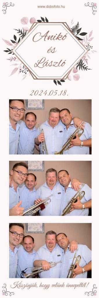 Színes selfiebox fotócsík egy esküvői rendezvényről, ahol négy elegáns férfi áll egymás mellett, trombitákkal a kezükben. Az első képen mosolyogva néznek a kamerába, baráti hangulatban. A második képen még közelebb húzódnak egymáshoz, vidáman ünnepelve az alkalmat. A harmadik képen továbbra is önfeledten pózolnak, egyértelműen élvezve a selfiebox nyújtotta szórakozást. A fotóbox kiváló választás esküvőkre, baráti összejövetelekre és családi rendezvényekre, hogy minden vendég különleges és szórakoztató emléket vihessen haza.