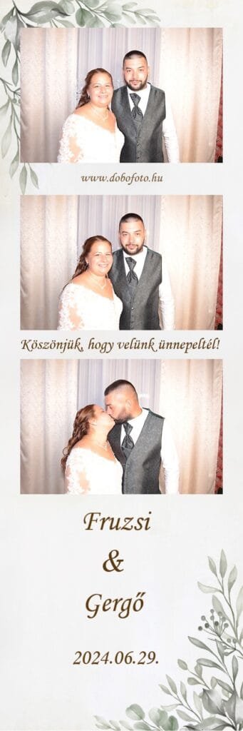 Szelfigép Debrecen - képsorozat egy esküvői rendezvényről, ahol egy boldog pár elegánsan öltözve pózol a selfiebox előtt. Az első képen mosolyogva állnak egymás mellett, sugárzó örömmel. A második képen kedvesen egymásra néznek, míg az utolsó képen egy romantikus csókot váltanak, megörökítve a meghitt pillanatot. A selfiebox tökéletes választás esküvőkre, eljegyzési bulikra és évfordulókra, hogy a vendégek és az ifjú pár különleges és személyes emlékeket készíthessenek.