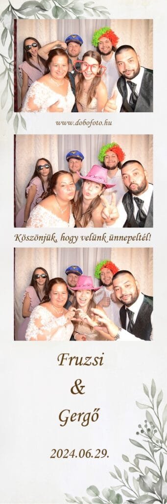Színes selfiebox fotócsík egy esküvői rendezvényről, ahol a friss házaspár és barátaik együtt pózolnak vidám hangulatban. Az első képen a vendégek elegáns öltözékben, néhányan mókás kiegészítőkkel állnak a kamera elé. A második képen a csoport még játékosabb pózokat vesz fel, kalapokkal, napszemüvegekkel és bohókás parókákkal. Az utolsó képen a menyasszony és barátai egy szív alakot formálnak kezükkel, kifejezve a szeretetet és az összetartozást. Fotóbox bérlés országosan.