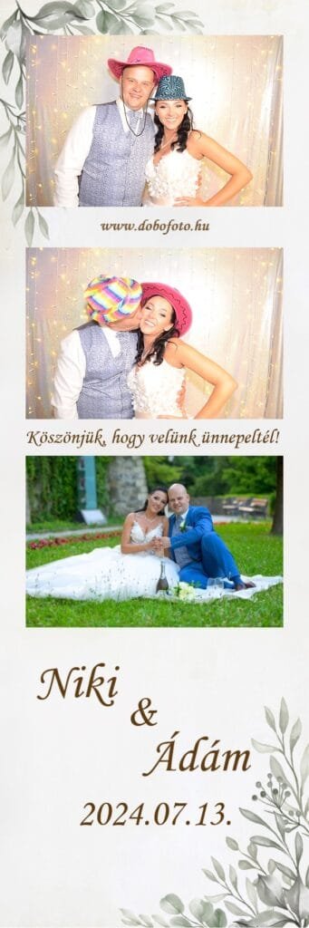 Színes szelfigép fotócsík esküvői rendezvényről, ahol egy elegáns pár bohókás kalapokkal és széles mosollyal pózol a kamera előtt. A háttér meleg fényfüzérekkel dekorált, fokozva az ünnepi hangulatot. A második képen a férfi egy színes bohócsapkával ad puszit a nő arcára, aki nevetve élvezi a pillanatot. Az alsó kép egy romantikus jelenetet mutat, ahol a menyasszony és a vőlegény egy zöld kertben ölelkezve ülnek. A fotóautomata tökéletes választás esküvőkre, eljegyzési bulikra, évfordulókra és céges rendezvényekre, hogy a vendégek kreatív és felejthetetlen pillanatokat örökíthessenek meg.