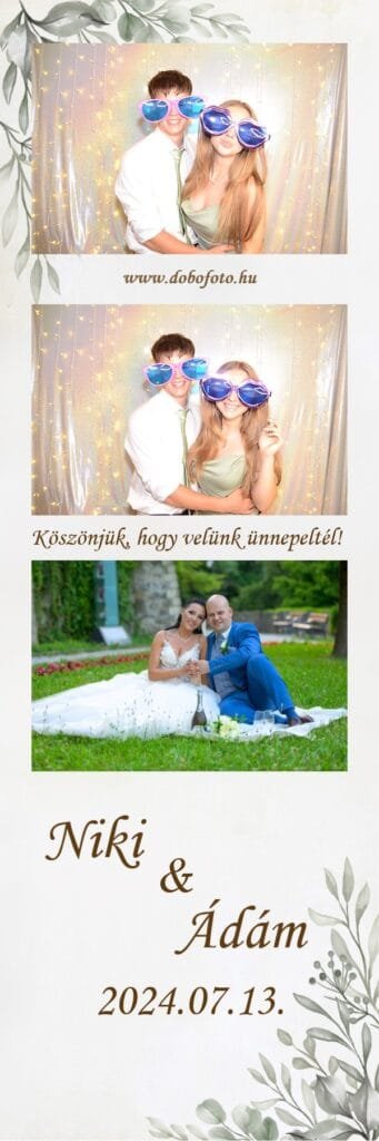 Színes selfiebox fotócsík esküvői rendezvényről, ahol egy fiatal pár ölelkezve pózol bohókás, szív alakú és óriási napszemüvegekben. A háttér meleg fényfüzérekkel díszített, fokozva az ünnepi hangulatot. Az alsó kép egy romantikus pillanatot örökít meg a menyasszony és a vőlegény között, akik egy zöld kertben összebújva mosolyognak. A fotóbox tökéletes választás esküvőkre, eljegyzési bulikra, évfordulós ünnepségekre és egyéb családi eseményekre, hogy minden vendég kreatívan megörökíthesse az emlékezetes pillanatokat.