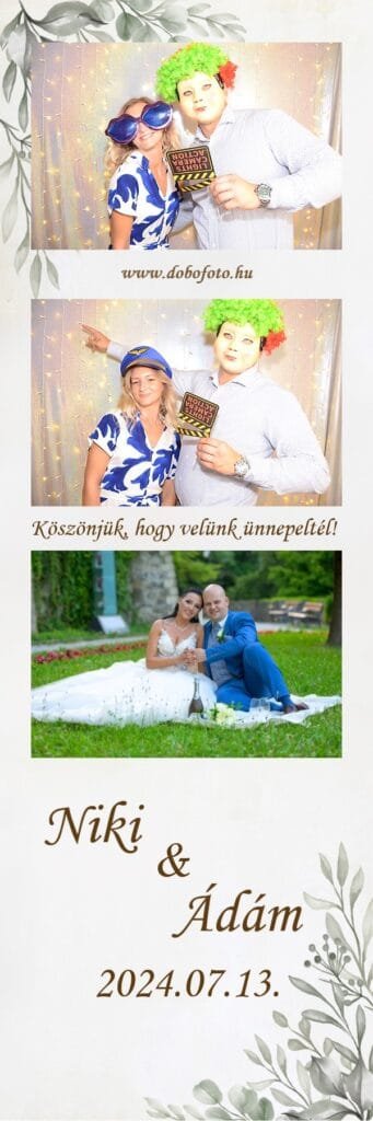 Színes fotóautomata képsorozat egy esküvői rendezvényről, ahol két vidám vendég bohókás kellékekkel pózol a selfiebox előtt. Az egyikük hatalmas napszemüveget visel, míg a másik vicces színes parókában és maszkban tart egy táblát a kezében. A háttér meleg fényekkel díszített, fokozva az ünnepi hangulatot. Az alsó kép romantikus jelenetet örökít meg a menyasszonyról és a vőlegényről, akik egy zöld kertben ülnek összebújva. A fotóbox tökéletes választás esküvőkre, vállalati rendezvényekre és születésnapi bulikra, hogy a vendégek önfeledten megörökíthessék a különleges pillanatokat.