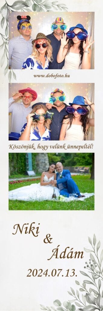 Színes szelfigep fotócsík esküvői rendezvényről, ahol egy vidám társaság bohókás kiegészítőkkel pózol a kamera előtt. A résztvevők kalapokkal, óriási napszemüvegekkel és maszkokkal tették még emlékezetesebbé a pillanatot a meleg fényekkel dekorált háttér előtt. Az alsó kép egy romantikus esküvői jelenetet ábrázol, ahol a menyasszony és a vőlegény meghitt pillanatot oszt meg egy zöld kertben. A fotóautomata ideális választás esküvőkre, vállalati bulikra és születésnapi partikra, hogy minden vendég felejthetetlen képeket készíthessen.