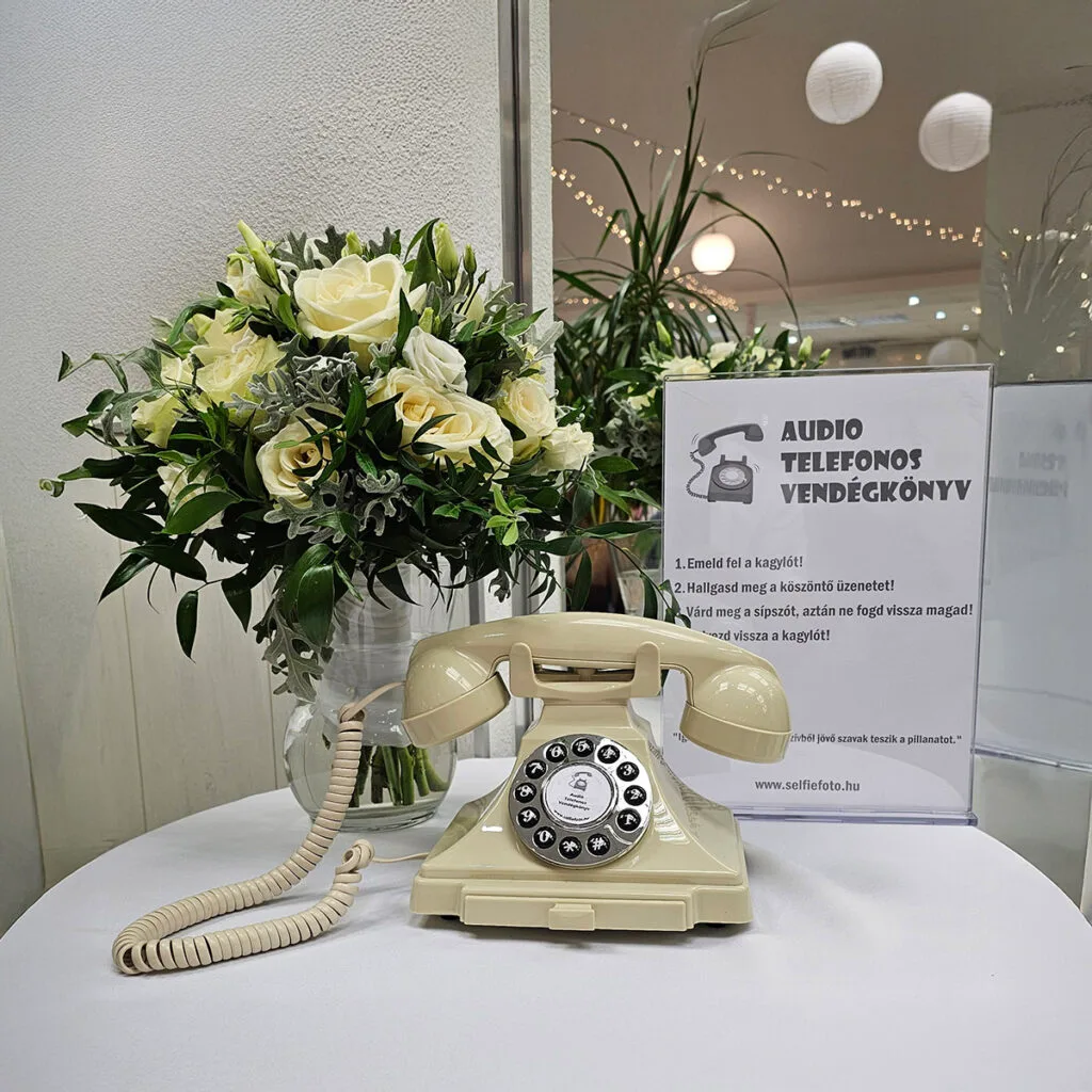 Elegáns, vintage stílusú telefonos vendégkönyv, amely lehetőséget ad az esküvői vendégeknek személyes hangüzenetek rögzítésére. Tökéletes kiegészítő emlékezetes eseményekhez.