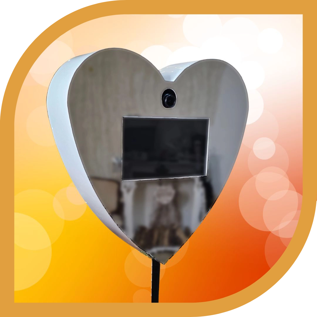 Szív alakú szelfigép modern dizájnnal és érintőképernyős vezérléssel, tökéletes választás esküvőkre és romantikus eseményekre. Selfie heart fotóautomata