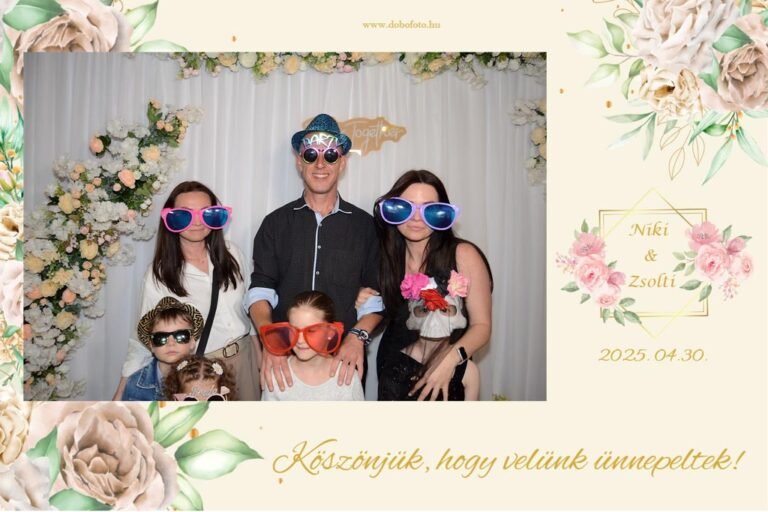 Egyedi, szív alakú selfiebox, amely vidám pillanatokat örökít meg baráti vagy családi eseményeken.