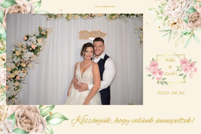 Szelfigép által készített esküvői csoportkép, ahol a vendégek kreatív kellékekkel fotózkodnak.