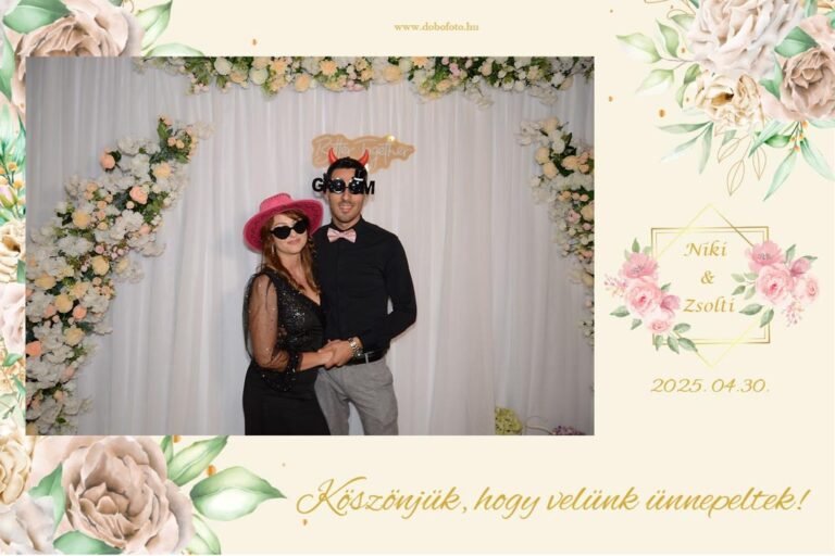 Szív alakú selfieboxkal készült csoportkép, ahol a vendégek boldogan pózolnak.