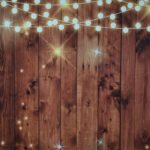 Meleg hangulatú, fényfüzérekkel díszített fa fotóbox háttér, ünnepi fényekkel