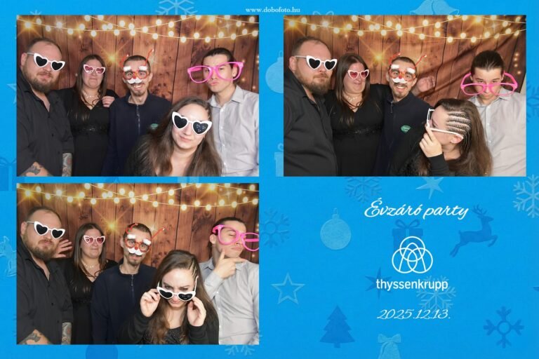 Céges évzáró partyra bérelhető fotóbox vidám csoportos vendégfotókkal, vintage fényfüzéres háttérrel, ünnepi és szemüveges kellékekkel, egyedi céges arculattal