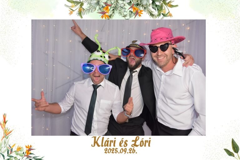 Esküvői selfiebox bérlés vidám férfi vendégfotóval, elegáns fehér fényfüzéres háttérrel, színes kalapos és szemüveges kellékekkel, személyre szabott emlékképpel