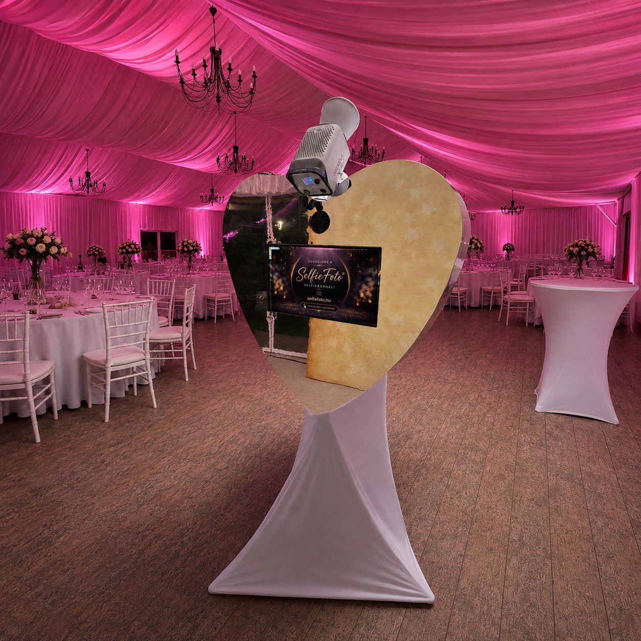 Szív alakú selfiebox esküvői fotózáshoz - SelfieHeart prémium selfie gép bérlés