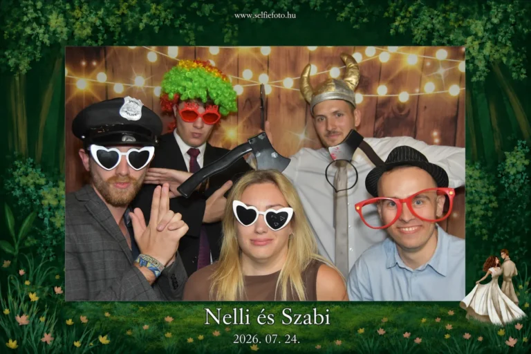 Selfiebox bérlés 2026 – Paripa Csárda: egyedi keretes fotónyomat vicces kellékes vendégfotókkal