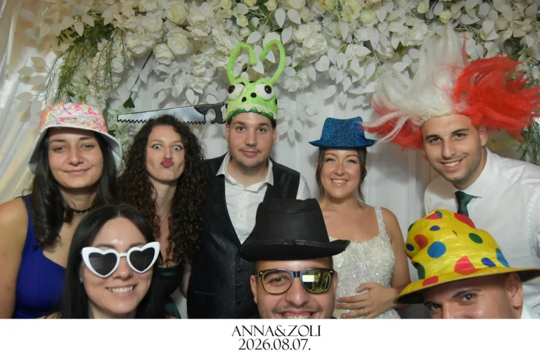Selfiebox bérlés 2026 – Tamásispuszta: egyedi keretes fotónyomat vicces kellékes vendégfotókkal